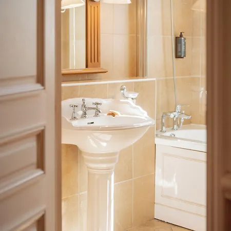 Hotel Chateau Des Comtes De 3*