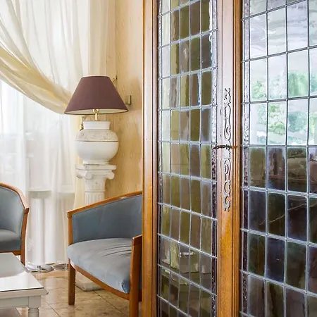 Chateau Des Comtes De Hotell 3*